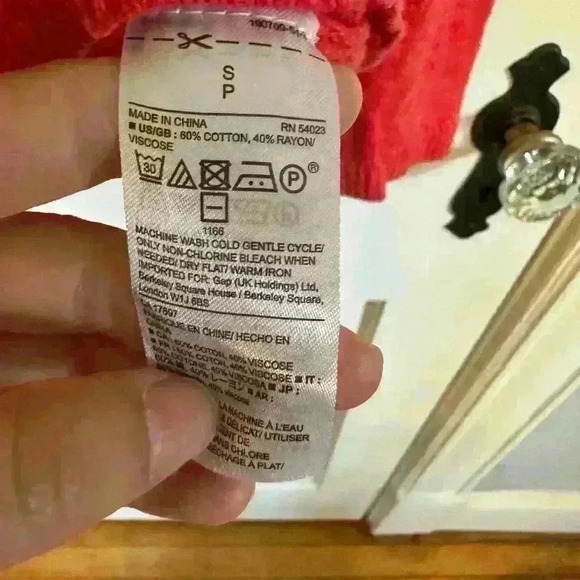 GAP Factory pullover sweater – red crewneck, cotton-rayon blend, size S - Picture 4 of 4